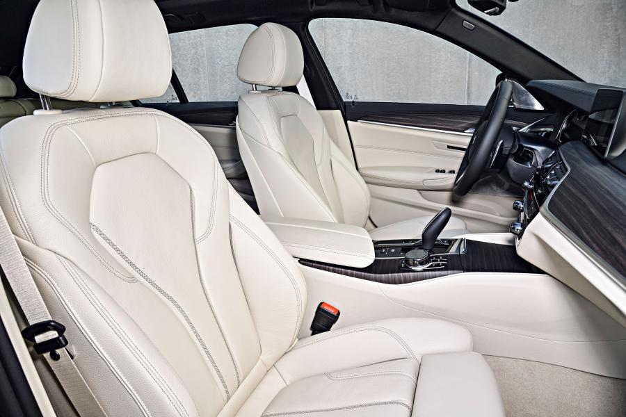 Интерьер BMW 530d xDrive Touring M Sport 2017 года  (WW) (фото 53 из 78)